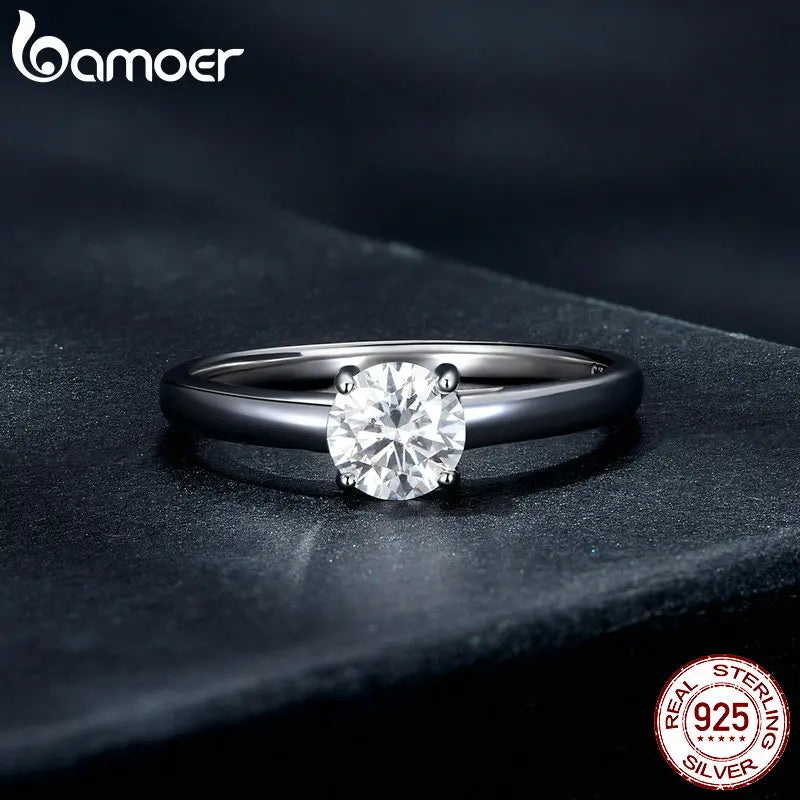 Bamoer D Color VVS1 EX Moissanite Ring Round Moissanite Diamond for Women 925 Sterling Silver Engagement Wedding Band MSR005