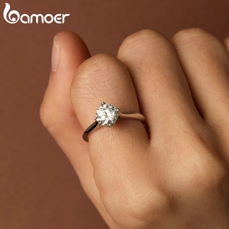 Bamoer 1.0CT D Color VVS1 EX Round Moissanite Ring for Women 925 Sterling Silver Engagement Wedding Band MSR033